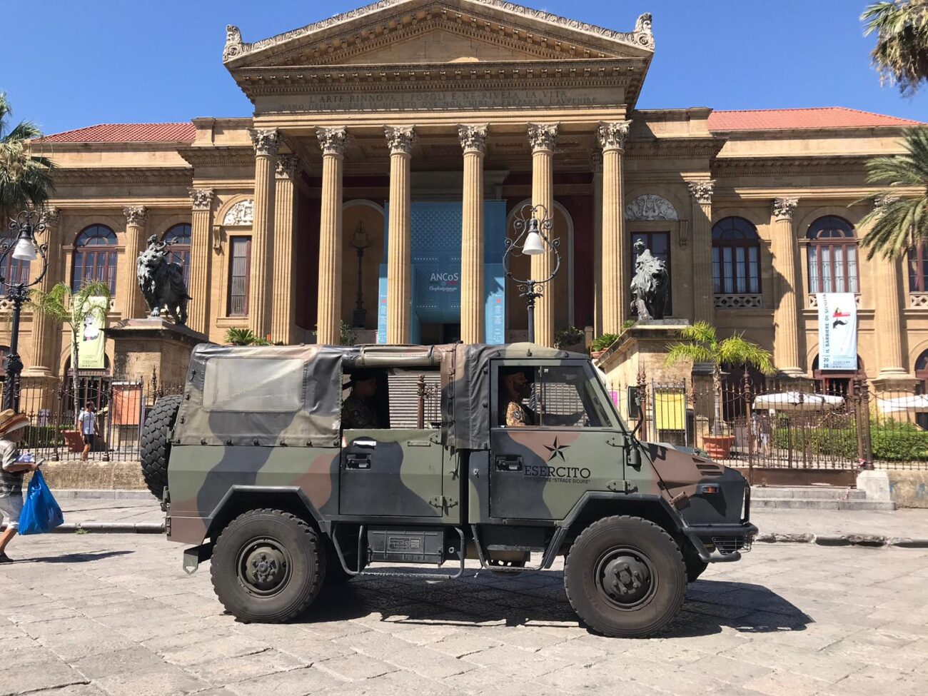 A Palermo dilaga la violenza, la delinquenza e la mafia sembra essere uscita ancora una volta allo scoperto. Tra omicidi, rapine, furti, episodi di violenza, ora c'è chi invoca l'esercito per le strade per combattere quella che è ormai una vera e propria guerra.