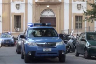 Colpi di pistola fra la gente, un ferito, macchine crivellate e residenti chiusi in casa. Palermo ha vissuto nelle ultime 48 ore una sequenza di episodi di fuoco che ha lasciato il segno in più quartieri della città, alimentando un clima di tensione e paura difficile da ignorare. Sullo sfondo, secondo gli investigatori, un regolamento di conti legato al traffico di droga.