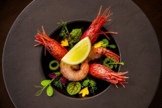 A pochi passi dal lungomare di Trapani, si distingue come un ristorante di pesce solido e ben strutturato, capace di coniugare tradizione siciliana e impostazione contemporanea.