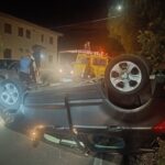 Notte di interventi di emergenza sulla Strada Statale 186 di Monreale. Una giovane è finita in ospedale dopo che il veicolo su cui viaggiava si è rovesciato sull'asfalto all'ingresso della frazione di Pioppo, all'altezza di un distributore di carburante. Le cause del sinistro sono ancora oggetto di accertamento.