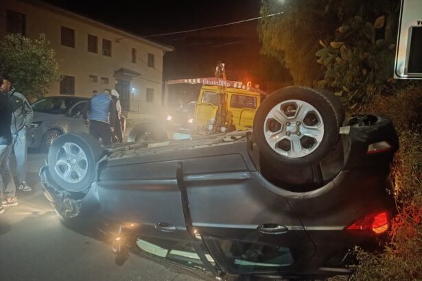 Notte di interventi di emergenza sulla Strada Statale 186 di Monreale. Una giovane è finita in ospedale dopo che il veicolo su cui viaggiava si è rovesciato sull'asfalto all'ingresso della frazione di Pioppo, all'altezza di un distributore di carburante. Le cause del sinistro sono ancora oggetto di accertamento.