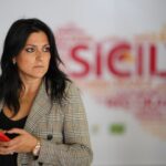 “La crisi del carburante innescata dal conflitto Usa-Iran sta creando un pericoloso effetto domino che, a partire dalla paventata paralisi dei voli, avrà ripercussioni pesantissime sulla Sicilia, regione a vocazione fortemente turistica. Il danno alla nostra economia è già in atto: al momento, infatti, prenotare le vacanze estive suona come un azzardo. Temporeggiare per prenotare una vacanza sembra l’unica soluzione di buon senso possibile per non esporsi al rischio di ritrovarsi poi impossibilitati a partire. In questo scenario di grave incertezza, la Sicilia potrebbe registrare un sensibile calo delle presenze che sono la linfa vitale del nostro turismo”.