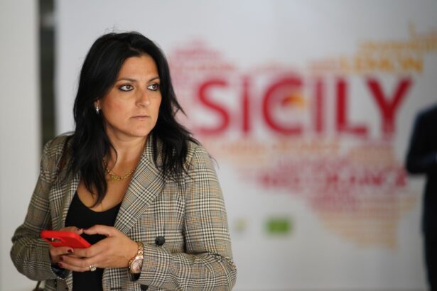 “La crisi del carburante innescata dal conflitto Usa-Iran sta creando un pericoloso effetto domino che, a partire dalla paventata paralisi dei voli, avrà ripercussioni pesantissime sulla Sicilia, regione a vocazione fortemente turistica. Il danno alla nostra economia è già in atto: al momento, infatti, prenotare le vacanze estive suona come un azzardo. Temporeggiare per prenotare una vacanza sembra l’unica soluzione di buon senso possibile per non esporsi al rischio di ritrovarsi poi impossibilitati a partire. In questo scenario di grave incertezza, la Sicilia potrebbe registrare un sensibile calo delle presenze che sono la linfa vitale del nostro turismo”.