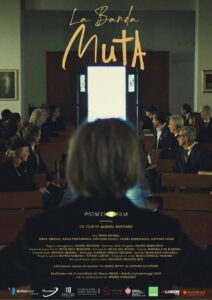 Dalla Sicilia degli anni ’30 ai funerali social: il film “La banda muta” di Alessia Bottone. Ispirato all’omonimo racconto di Savatteri, racconta il valore perduto del silenzio