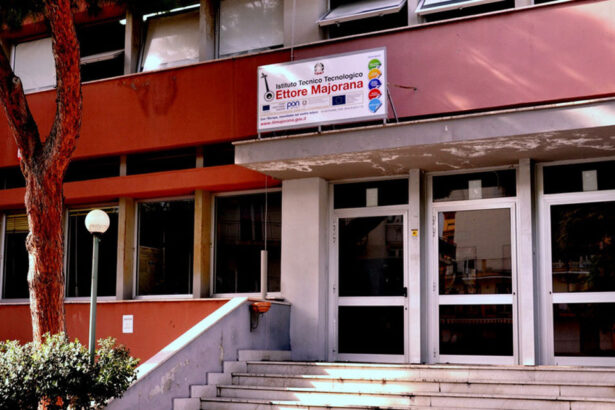 500 studenti siciliani a Milazzo per imparare a diventare imprenditori Palermo, 4 maggio 2026 - Giovani a scuola di impresa che fanno pratica concreta. Circa 500 studenti di istituti scolastici delle province di Palermo, Caltanissetta, Messina, Catania, Ragusa e Siracusa, con 46 progetti di mini-imprese, parteciperanno domani, martedì 5 maggio, presso l’Itt “Ettore Majorana” di Milazzo, in via Tre Monti, 4, alla “Competizione territoriale Sicilia 2026”, tappa regionale dei “Campionati di imprenditorialità” - organizzati a livello nazionale da JA in collaborazione con il Ministero dell’Istruzione e del Merito - i cui vincitori parteciperanno alla finale a Roma il 4 e 5 giugno prossimi.