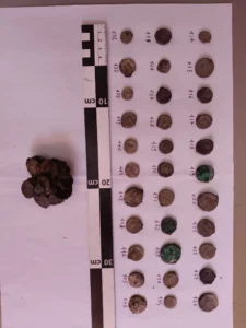 Nuova scoperta archeologica di grande valore storico a Gela. Si tratta di monete, prevalentemente in argento riconducibili al V secolo a.C., in ottimo stato di conservazione e quasi tutte perfettamente leggibili, rinvenute nel sito di Orto Fontanelle nell’ambito delle attività di archeologia preventiva condotte dalla Soprintendenza di Caltanissetta nel cantiere dei lavori Pnrr per la realizzazione del Palazzo della Cultura a Gela.