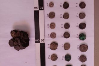 Nuova scoperta archeologica di grande valore storico a Gela. Si tratta di monete, prevalentemente in argento riconducibili al V secolo a.C., in ottimo stato di conservazione e quasi tutte perfettamente leggibili, rinvenute nel sito di Orto Fontanelle nell’ambito delle attività di archeologia preventiva condotte dalla Soprintendenza di Caltanissetta nel cantiere dei lavori Pnrr per la realizzazione del Palazzo della Cultura a Gela.