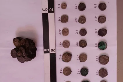 Nuova scoperta archeologica di grande valore storico a Gela. Si tratta di monete, prevalentemente in argento riconducibili al V secolo a.C., in ottimo stato di conservazione e quasi tutte perfettamente leggibili, rinvenute nel sito di Orto Fontanelle nell’ambito delle attività di archeologia preventiva condotte dalla Soprintendenza di Caltanissetta nel cantiere dei lavori Pnrr per la realizzazione del Palazzo della Cultura a Gela.