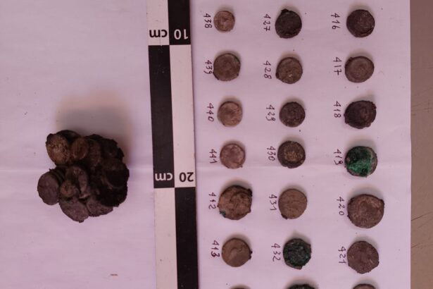 Rinvenute 71 monete ben conservate a Gela, «Tesoro fonte di inestimabili informazioni storiche» Nuova scoperta archeologica di grande valore storico a Gela. Si tratta di monete, prevalentemente in argento riconducibili al V secolo a.C., in ottimo stato di conservazione e quasi tutte perfettamente leggibili, rinvenute nel sito di Orto Fontanelle nell’ambito delle attività di archeologia preventiva condotte dalla Soprintendenza di Caltanissetta nel cantiere dei lavori Pnrr per la realizzazione del Palazzo della Cultura a Gela.
