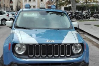 Una bottiglia di vetro in testa a un uomo seduto su una panchina, poi calci e pugni senza un motivo apparente: a Palermo è finita con l'arresto di un 24enne, bloccato dagli agenti davanti al portone di casa, nel cui appartamento la polizia ha poi trovato 100 grammi di hashish.