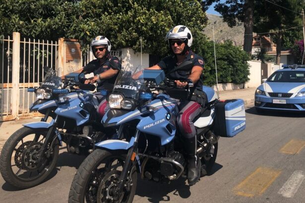 Un uomo di 30 anni è stato arrestato a Palermo dagli agenti del Commissariato Mondello con l'accusa di detenzione ai fini di spaccio. Nella sua abitazione sono stati sequestrati circa 1,8 chilogrammi di hashish, materiale per il confezionamento delle dosi e 2.700 euro in contanti ritenuti provento dell'attività illecita.
