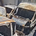 Nuove tensioni al quartiere Cep di Palermo. In via Luigi Cosenz un vasto incendio ha distrutto quattro furgoni di una ditta edile e danneggiato altri veicoli, due garage e le facciate delle palazzine adiacenti. Il rogo è avvenuto a poca distanza dal luogo dove nei giorni scorsi era stato ucciso Placido Barrile. La polizia valuta un possibile collegamento tra i due episodi.