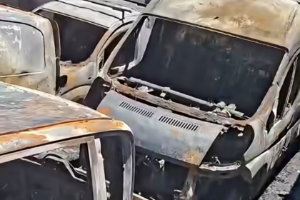 Nuove tensioni al quartiere Cep di Palermo. In via Luigi Cosenz un vasto incendio ha distrutto quattro furgoni di una ditta edile e danneggiato altri veicoli, due garage e le facciate delle palazzine adiacenti. Il rogo è avvenuto a poca distanza dal luogo dove nei giorni scorsi era stato ucciso Placido Barrile. La polizia valuta un possibile collegamento tra i due episodi.