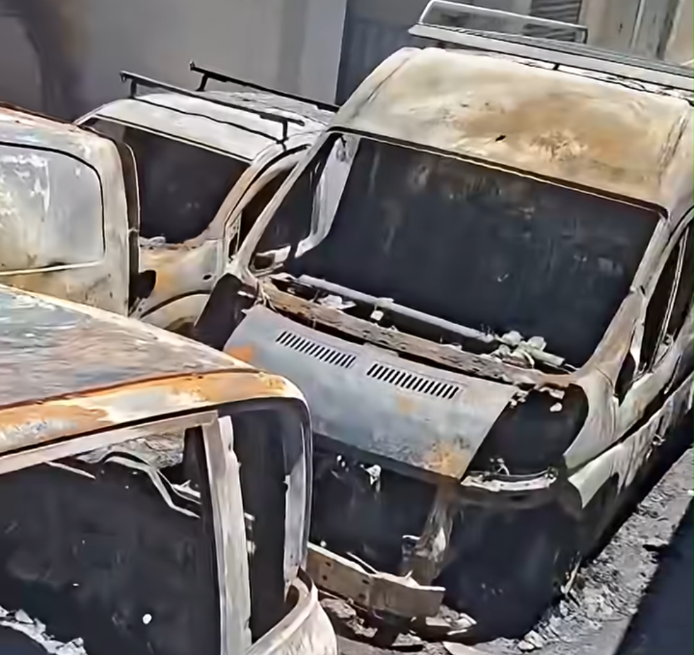 Palermo, incendio di furgoni in via Cosenz al Cep Nuove tensioni al quartiere Cep di Palermo. In via Luigi Cosenz un vasto incendio ha distrutto quattro furgoni di una ditta edile e danneggiato altri veicoli, due garage e le facciate delle palazzine adiacenti. Il rogo è avvenuto a poca distanza dal luogo dove nei giorni scorsi era stato ucciso Placido Barrile. La polizia valuta un possibile collegamento tra i due episodi.
