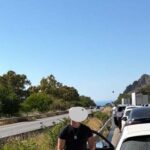 Va a fuoco un'auto sulla A29 a Terrasini: autostrada bloccata, chi va a Palermo è fermo in coda. Disagi sulla A29 in direzione Palermo. Un'auto ha preso fuoco all'altezza di Terrasini, costringendo le autorità a bloccare il traffico nel tratto interessato. Sul posto sono intervenuti i vigili del fuoco per domare le fiamme. Si registrano già lunghe code.