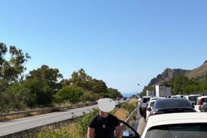 Va a fuoco un'auto sulla A29 a Terrasini: autostrada bloccata, chi va a Palermo è fermo in coda. Disagi sulla A29 in direzione Palermo. Un'auto ha preso fuoco all'altezza di Terrasini, costringendo le autorità a bloccare il traffico nel tratto interessato. Sul posto sono intervenuti i vigili del fuoco per domare le fiamme. Si registrano già lunghe code.