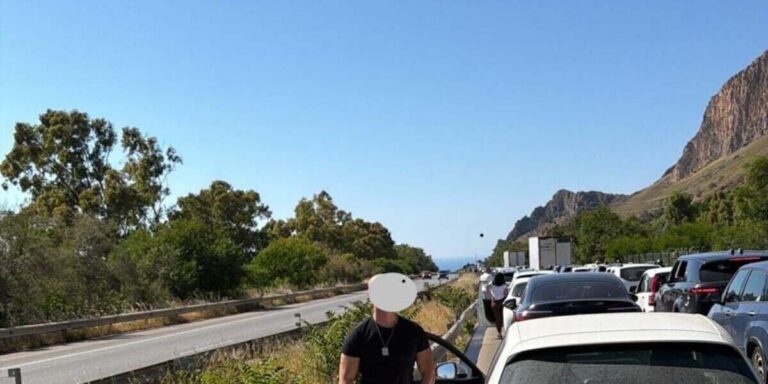 Va a fuoco un'auto sulla A29 a Terrasini: autostrada bloccata, chi va a Palermo è fermo in coda. Disagi sulla A29 in direzione Palermo. Un'auto ha preso fuoco all'altezza di Terrasini, costringendo le autorità a bloccare il traffico nel tratto interessato. Sul posto sono intervenuti i vigili del fuoco per domare le fiamme. Si registrano già lunghe code.