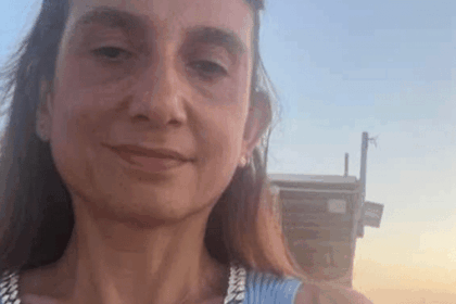 PALERMO – Una normale passeggiata con il cane si è trasformata in tragedia questa mattina a Palermo. Laura Catania, avvocata palermitana di 54 anni molto conosciuta in città, è morta dopo essere stata investita da un’auto in via Imperatore Federico. L’impatto è stato violentissimo e, nonostante il rapido intervento dei soccorsi, per la professionista non c’è stato nulla da fare.