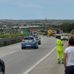 Una donna di 42 anni, residente a Rosolini, è rimasta ferita questa mattina in un incidente stradale autonomo avvenuto sull'autostrada A18, nei pressi dello svincolo di Rosolini. Il sinistro si è verificato poco dopo le 10. Il tratto compreso tra Noto e Rosolini è stato temporaneamente interdetto al traffico, riaperto solo alle 11.45 al termine delle operazioni di soccorso.