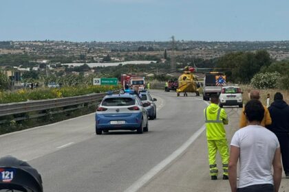 Una donna di 42 anni, residente a Rosolini, è rimasta ferita questa mattina in un incidente stradale autonomo avvenuto sull'autostrada A18, nei pressi dello svincolo di Rosolini. Il sinistro si è verificato poco dopo le 10. Il tratto compreso tra Noto e Rosolini è stato temporaneamente interdetto al traffico, riaperto solo alle 11.45 al termine delle operazioni di soccorso.