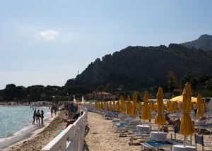 Il Consiglio di Giustizia Amministrativa per la Regione Siciliana ha fermato il provvedimento di decadenza che avrebbe tolto all'Italo Belga la gestione dell'arenile più celebre di Palermo. La società esulta e attacca chi ha alimentato «giudizi sommari».