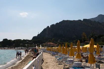 Il Consiglio di Giustizia Amministrativa per la Regione Siciliana ha fermato il provvedimento di decadenza che avrebbe tolto all'Italo Belga la gestione dell'arenile più celebre di Palermo. La società esulta e attacca chi ha alimentato «giudizi sommari».