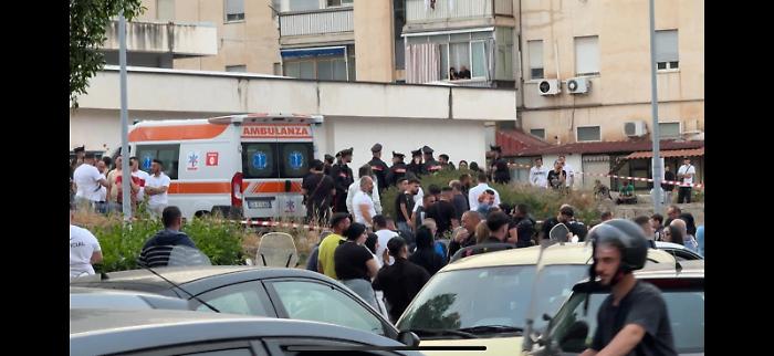 Un uomo di 34 anni, Placido Barrile, è stato trovato morto nel tardo pomeriggio di sabato 9 maggio all'interno di una Smart parcheggiata in viale Michelangelo, nel rione Cep di Palermo, nei pressi della delegazione comunale di via Paladini.