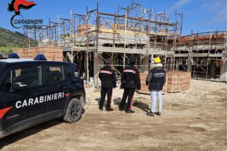 Un operaio agricolo è rimasto gravemente ferito gravemente mentre lavorava a bordo di un trattore agricolo che privo di revisione e manutenzione a causa di un malfunzionamento al freno di stazionamento.