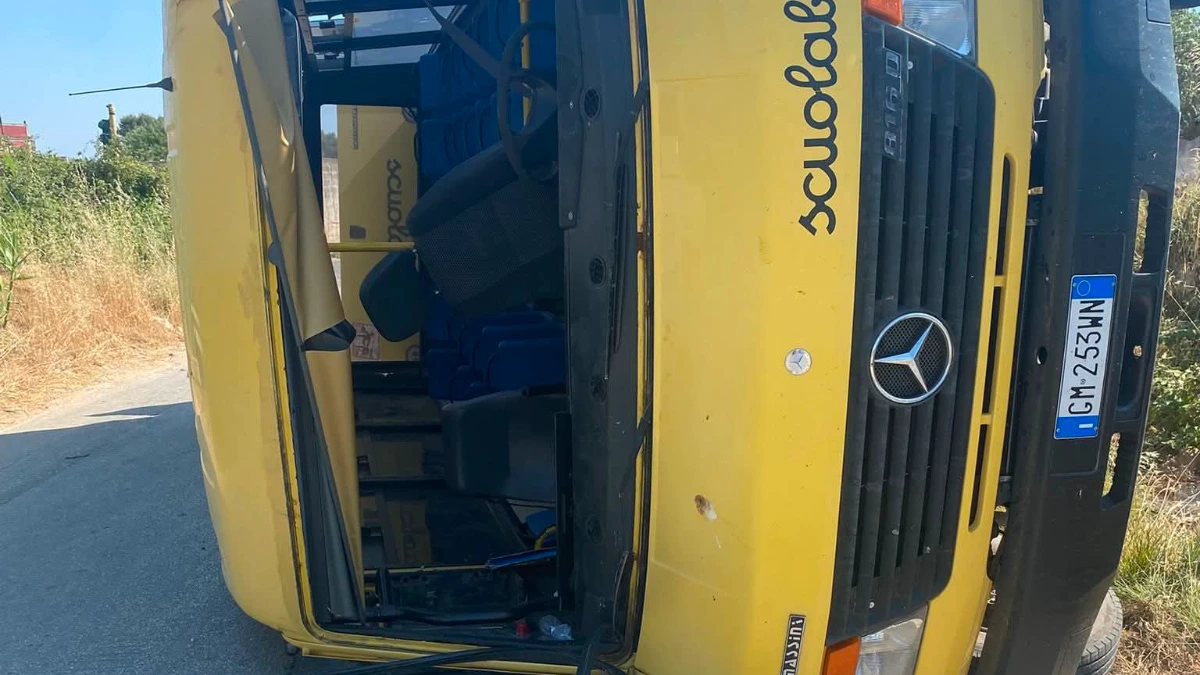 Scuolabus ribaltato a Mazara, 11 bimbi feriti: nessuno in pericolo di vita