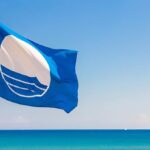Due new entry di peso per la Sicilia nella mappa delle spiagge più virtuose d'Italia. La Foundation for Environmental Education (Fee), organizzazione non governativa con sede a Copenhagen che ogni anno certifica la qualità di acque, ambiente e servizi lungo le coste di tutto il mondo, ha assegnato la Bandiera Blu 2026 anche a Ispica, in provincia di Ragusa, e a Lipari, nel Messinese. Per entrambe si tratta di un debutto assoluto nel circuito.