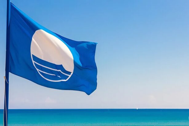Due new entry di peso per la Sicilia nella mappa delle spiagge più virtuose d'Italia. La Foundation for Environmental Education (Fee), organizzazione non governativa con sede a Copenhagen che ogni anno certifica la qualità di acque, ambiente e servizi lungo le coste di tutto il mondo, ha assegnato la Bandiera Blu 2026 anche a Ispica, in provincia di Ragusa, e a Lipari, nel Messinese. Per entrambe si tratta di un debutto assoluto nel circuito.