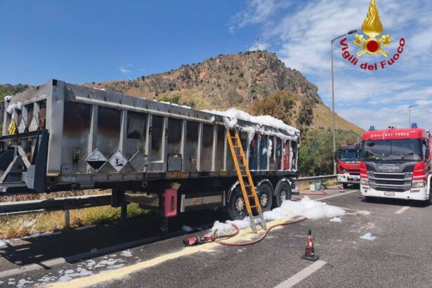 Tir che trasporta batterie in fiamme sulla A19 Palermo-Catania, traffico bloccato tra Villabate e Bagheria