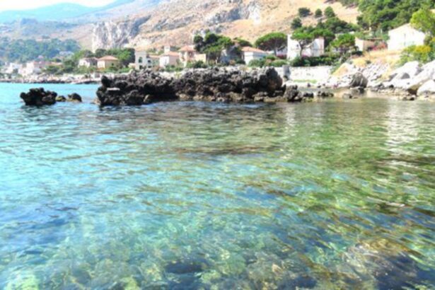 Il divieto di balneazione a Sferracavallo per la presenza di batteri fecali