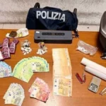 Fugge in moto, viene bloccato e trovato con un chilo e mezzo di hashish e dodicimila euro: arrestato 21enne a Palermo