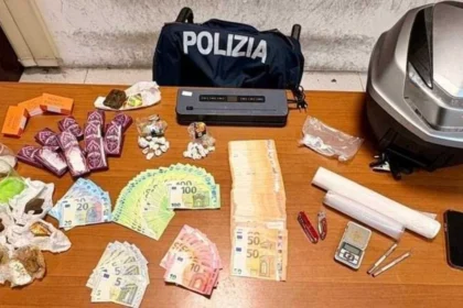 Fugge in moto, viene bloccato e trovato con un chilo e mezzo di hashish e dodicimila euro: arrestato 21enne a Palermo