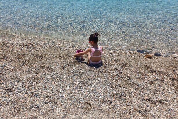 Aurora, la bimba siciliana di 6 anni che salva le meduse: la storia che commuove il web