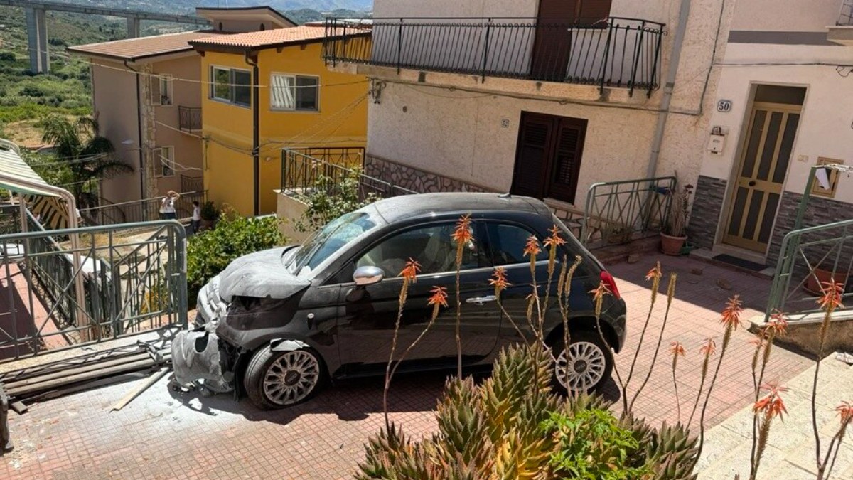 auto rubata fuga folle e schianto arrestato nel palermitano discover