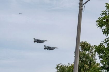 Boato su Palermo: avvistati due velivoli, richiesta all'Aeronautica