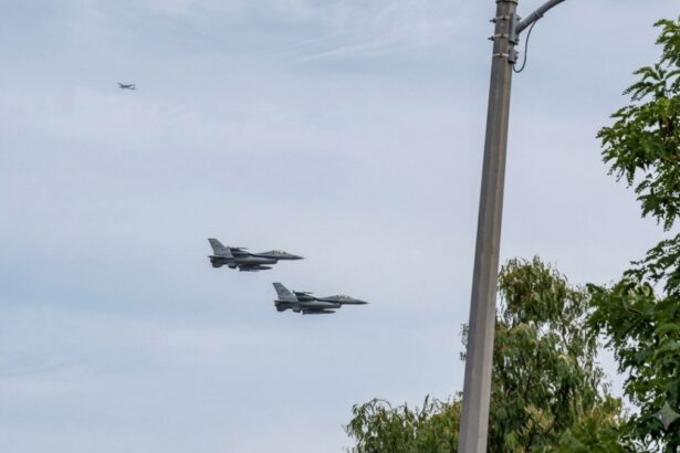 Boato su Palermo: avvistati due velivoli, richiesta all'Aeronautica