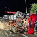 A18, camion si ribalta e invade corsia opposta e si scontra con Fiat 500: due feriti