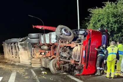 A18, camion si ribalta e invade corsia opposta e si scontra con Fiat 500: due feriti