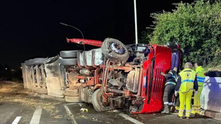 A18, camion si ribalta e invade corsia opposta e si scontra con Fiat 500: due feriti