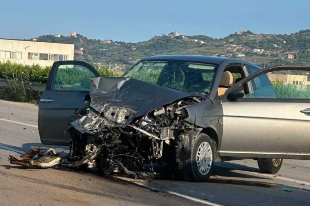 Schianto sulla statale 115 tra Maserati e Lancia Y: cinque feriti, tra loro un bambino