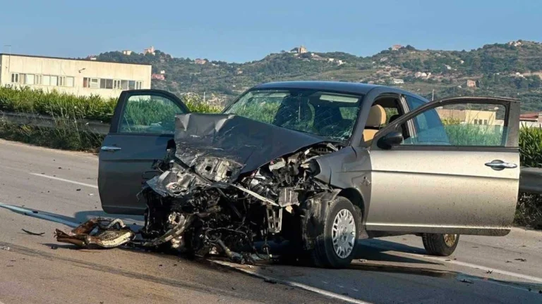 Schianto sulla statale 115 tra Maserati e Lancia Y: cinque feriti, tra loro un bambino