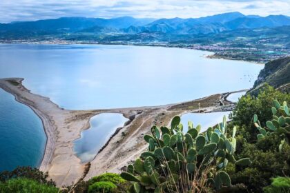 Il paesaggio più sorprendente del Tirreno non è in Sardegna: è in Sicilia, dove le lagune nascono ai piedi di una città greca