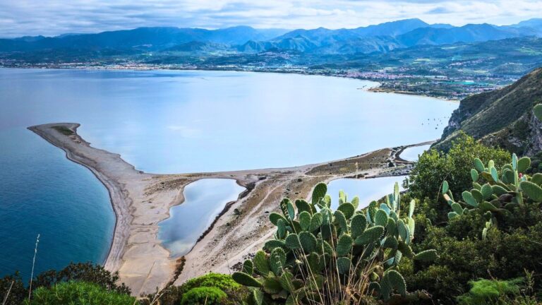 Il paesaggio più sorprendente del Tirreno non è in Sardegna: è in Sicilia, dove le lagune nascono ai piedi di una città greca