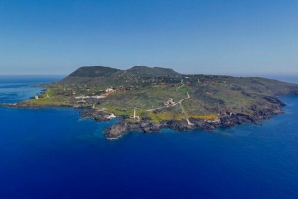 Arriva una storica nave della Marina Militare: Ustica si prepara a una festa speciale