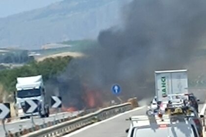 Veicolo in fiamme sulla A29 Dir, traffico bloccato