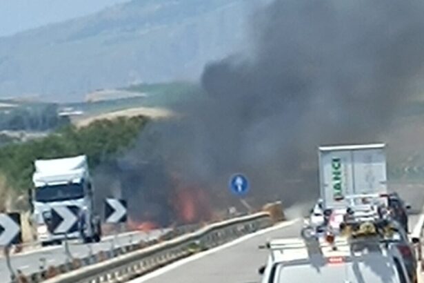 Veicolo in fiamme sulla A29 Dir, traffico bloccato