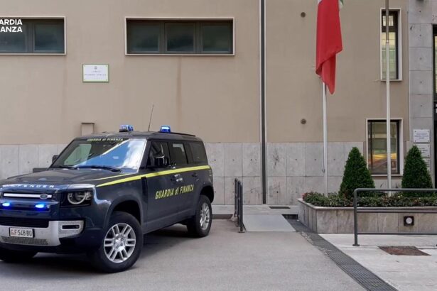 I Finanzieri del Comando Provinciale di Palermo hanno dato esecuzione, stamattina, a un decreto con cui il G.I.P. presso il Tribunale di Palermo ha disposto, nei confronti di una società esercente l'attività di commercio all'ingrosso di articoli medicali, il sequestro preventivo di 259 tipologie di dispositivi sanitari distribuiti a presidi pubblici e privati, privi delle prescritte attestazioni di conformità e di sicurezza per la salute.